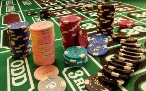 Tampilan live-dealer blackjack di aplikasi mobile banyu4d